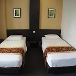 L Hotel At Broadway